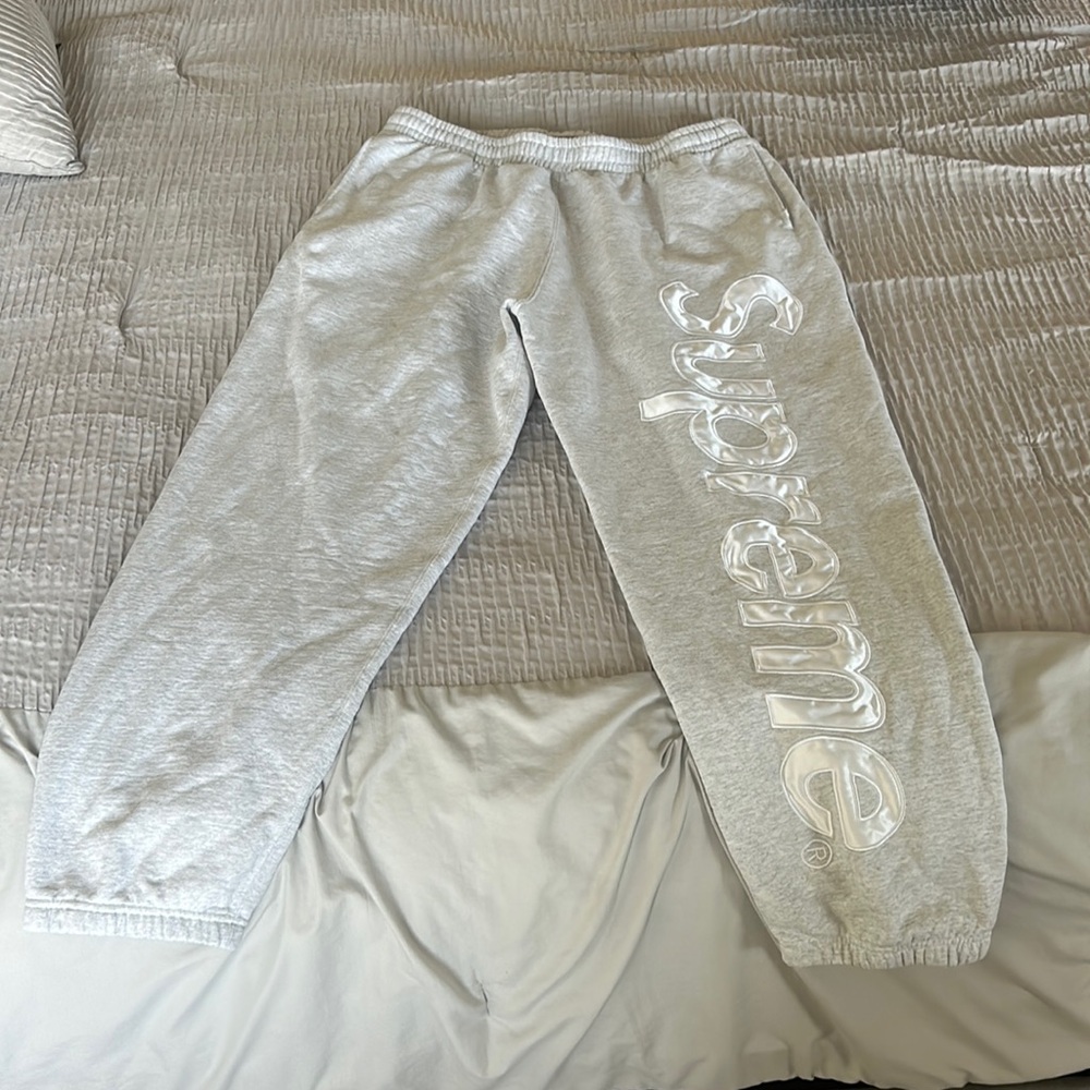 SATIN APPLIQUÉ SWEATPANT
"FW23 - Ash Grey"